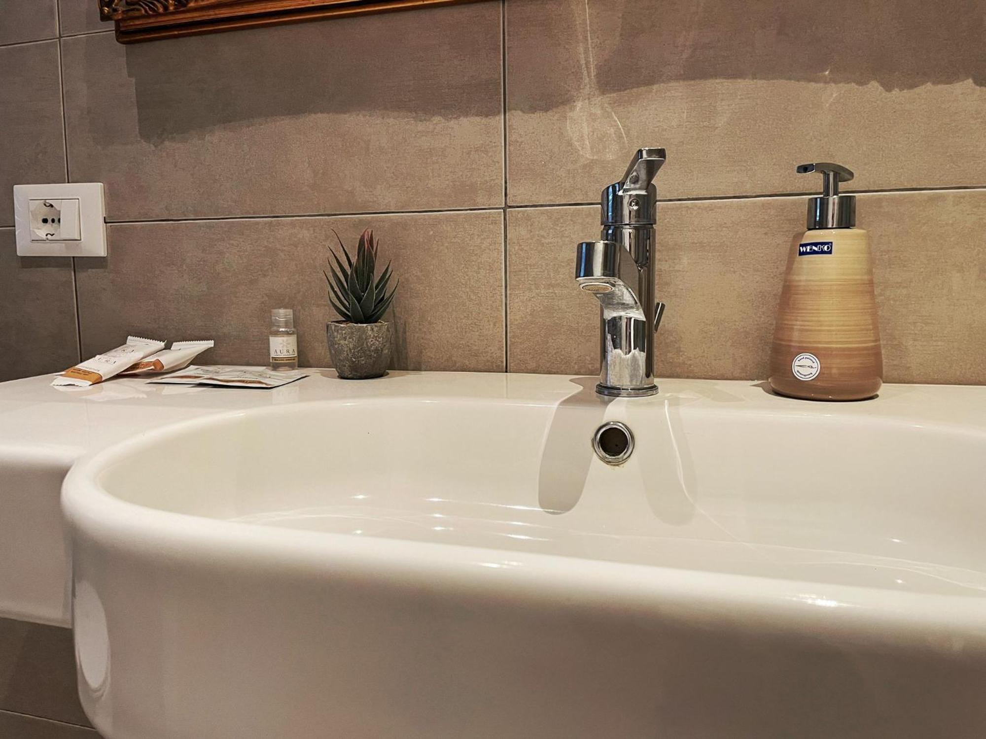 Alla Scaletta - Stanze Con Bagno Privato E Wifi A Pochi Passi Dal Duomo Mirandola Eksteriør bilde