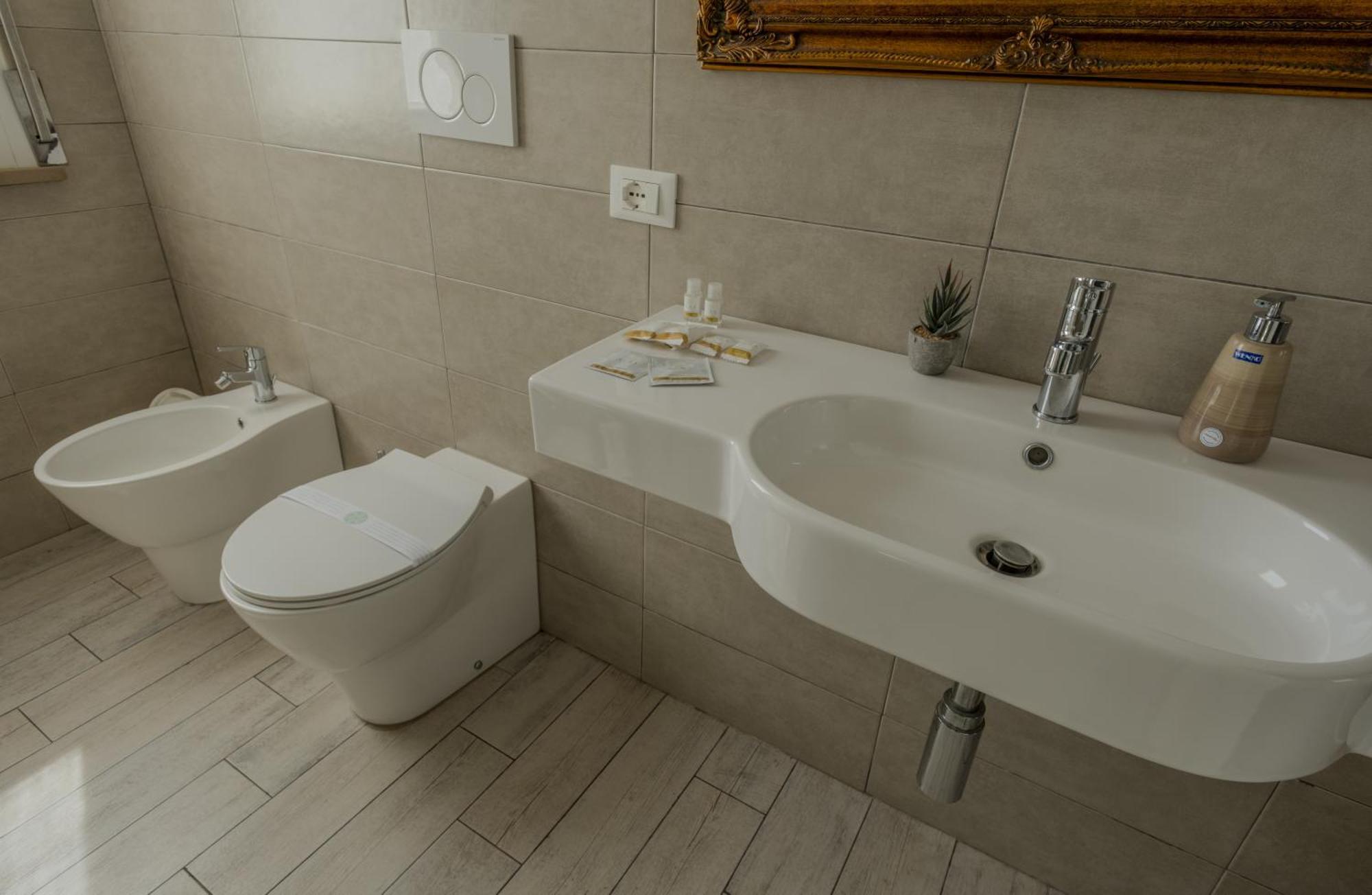 Alla Scaletta - Stanze Con Bagno Privato E Wifi A Pochi Passi Dal Duomo Mirandola Eksteriør bilde