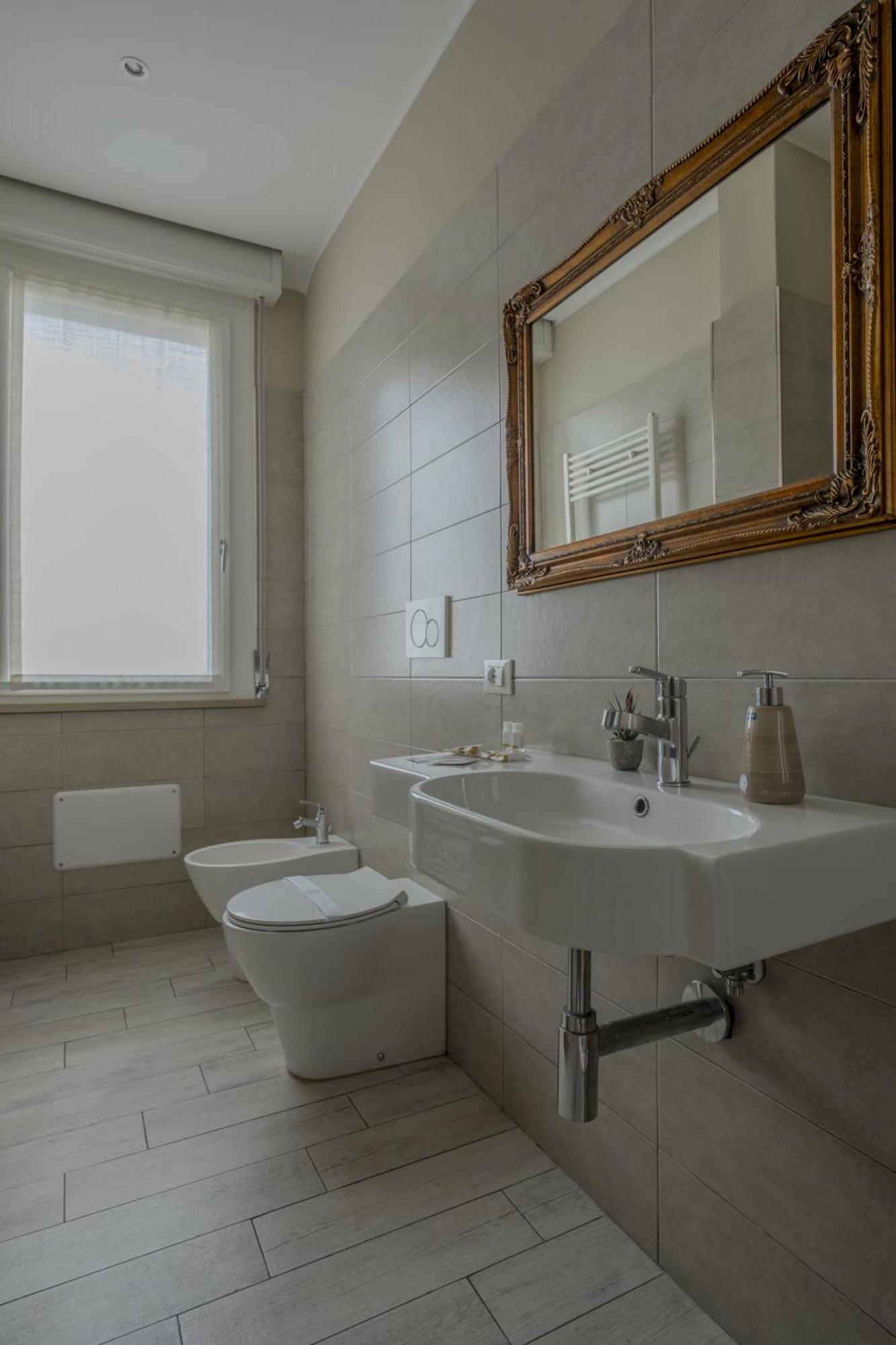 Alla Scaletta - Stanze Con Bagno Privato E Wifi A Pochi Passi Dal Duomo Mirandola Eksteriør bilde